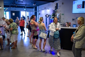 39. TNF: Dzień 7 (5.06.2025) - Festiwalowa publiczność w hallu kina w oczekiwaniu na projekcję konkursową