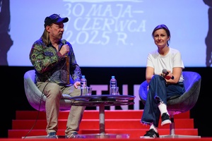 39. TNF: Dzień 7 (5.06.2025) - Na scenie Marzenia Ryszard Jaźwiński prowadzący spotkanie z reżyserką "To nie mój film" Marią Zbąską