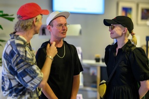 39. TNF: Dzień 7 (5.06.2025) - W hallu Marzenia Jury 39. TNF, od lewej: Kamila Urzędowska, Łukasz M. Maciejewski, Konrad Bugaj