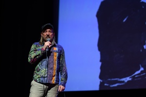 39. TNF: Dzień 7 (5.06.2025) - Na scenie Marzenia Ryszard Jaźwiński zapraszający widzów na spotkanie z reżyserką "To nie mój film"