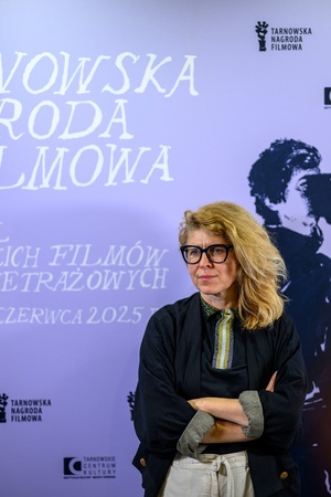 39. TNF: Dzień 7 (5.06.2025) - W hallu kina na ściance 39.TNF sfotografowana przewodnicząca Jury 39. TNF - Anna Jadowska