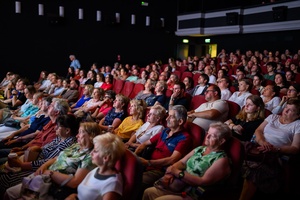 39. TNF: Dzień 7 (5.06.2025) - Festiwalowa publiczność w sali kinowej w oczekiwaniu na projekcję konkursową