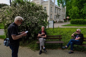 39. TNF: Dzień 8 (6.06.2025) - Piotr Jaxa na ławce w Parku Strzeleckim przed oprowadzaniem po wystawie