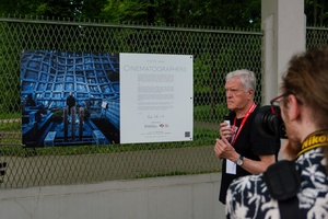 39. TNF: Dzień 8 (6.06.2025) - Piotr Jaxa opowiadający o zdjęciach na wystawie plenerowej zebranej publiczności