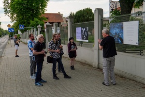 39. TNF: Dzień 8 (6.06.2025) - Piotr Jaxa opowiadający o zdjęciach na wystawie plenerowej zebranej publiczności