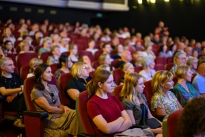 39. TNF: Dzień 8 (6.06.2025) - Widzowie w sali kinowej podczas spotkania z Bogusławem Lindą