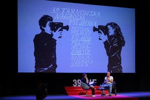 39. TNF: Dzień 8 (6.06.2025) - Na scenie Marzenia Kuba Armata prowadzący spotkanie przed publicznością i Bogusław Linda odpowiadający na pytanie