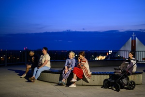 39. TNF: Dzień 8 (6.06.2025) - Widzowie podczas projekcji kina plenerowego na terenach Domu Kultury Westerplatte