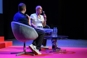 39. TNF: Dzień 8 (6.06.2025) - Na scenie Marzenia Kuba Armata prowadzący spotkanie przed publicznością i Bogusław Linda odpowiadający na pytanie