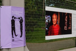 39. TNF: Dzień 8 (6.06.2025) - Plenerowa wystawa fotografii w ramach 39. TNF "Piotr Jaxa. Cinematographers" na ogrodzeniu Parku Strzeleckiego