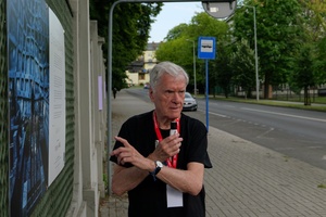 39. TNF: Dzień 8 (6.06.2025) - Piotr Jaxa opowiadający o zdjęciach na wystawie plenerowej zebranej publiczności