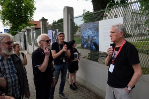 39. TNF: Dzień 8 (6.06.2025) - Piotr Jaxa opowiadający o zdjęciach na wystawie plenerowej zebranej publiczności