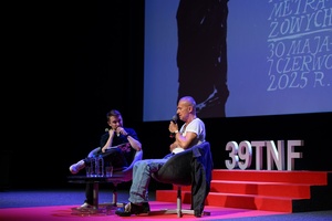 39. TNF: Dzień 8 (6.06.2025) - Na scenie Marzenia Kuba Armata prowadzący spotkanie przed publicznością i Bogusław Linda odpowiadający na pytanie