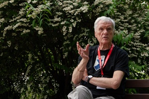 39. TNF: Dzień 8 (6.06.2025) - Juror 39. TNF, Piotr Jaxa na ławeczce w Parku Strzeleckim przed oprowadzaniem zainteresowanych po swojej wystawie