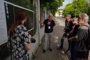 39. TNF: Dzień 8 (6.06.2025) - Piotr Jaxa opowiadający o zdjęciach na wystawie plenerowej zebranej publiczności