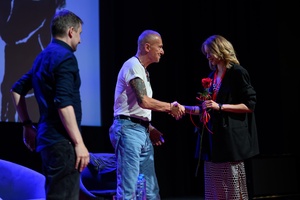 39. TNF: Dzień 8 (6.06.2025) - Na scenie Marzenie po zakończonym spotkaniu od prawej: Magdalena piątek wręczająca różę Bogusławowi Lindzie, Kuba Armata