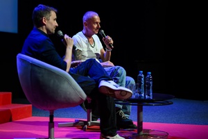 39. TNF: Dzień 8 (6.06.2025) - Na scenie Marzenia Kuba Armata prowadzący spotkanie przed publicznością i Bogusław Linda odpowiadający na pytanie