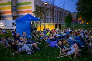 39. TNF: Dzień 8 (6.06.2025) - Widzowie podczas projekcji kina plenerowego na terenach Domu Kultury Westerplatte