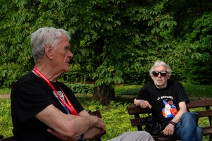 39. TNF: Dzień 8 (6.06.2025) - Juror 39. TNF, Piotr Jaxa na ławeczce w Parku Strzeleckim w rozmowie z Jerzym Armatą przed oprowadzaniem zainteresowanych po swojej wystawie