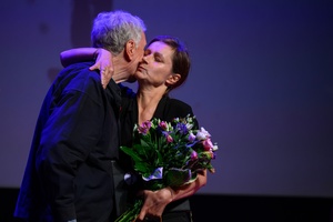 39. TNF: Gala Wręczenia Nagród (7.06.2025) - Na scenie nagrodzona Maria Zbąska dziękująca za przyznanie nagrody Piotrowi Jaxie