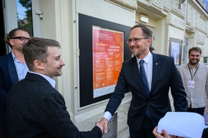 39. TNF: Gala Wręczenia Nagród (7.06.2025) - Przed kinem prezydent Tarnowa witający się Jakub Kwaśny z dyr. artystycznym TNF Kubą Armatą