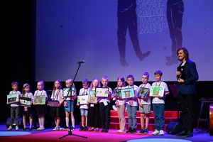 39. TNF: Gala Wręczenia Nagród (7.06.2025) - Na scenie laureat FMW Damian Tchórzewski z Jury Dziecięcym ze swoimi plastycznymi pracami