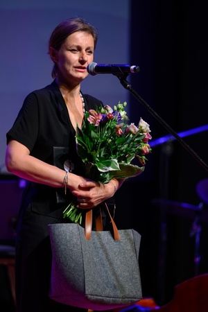39. TNF: Gala Wręczenia Nagród (7.06.2025) - Na scenie nagrodzona Maria Zbąska dziękująca za przyznanie nagrody