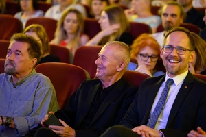 39. TNF: Gala Wręczenia Nagród (7.06.2025) - W sali kinowej siedzący laureat Nagrody za całokształt Bogusław Linda w rozmowie z prezydentem Jakubem Kwaśnym
