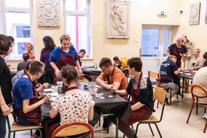 Warsztaty ceramiczne "Wzorzysty kafelek" - Uczestnicy warsztatów podczas pracy