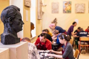 Warsztaty ceramiczne "Wzorzysty kafelek" - Uczestnicy warsztatów podczas pracy