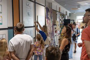 Wernisaż i prezentacja prac grup stałych - Uczestnicy zajęć wraz z rodzinami podczas wernisażu