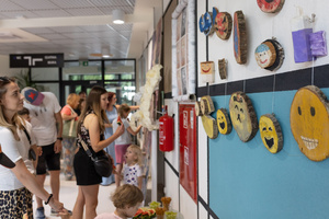 Wernisaż i prezentacja prac grup stałych - Uczestnicy zajęć wraz z rodzinami podczas wernisażu