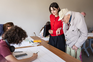 „Kompozycja miejska” - warsztaty ceramiczne - Otto Schier oglądający projekty uczestników