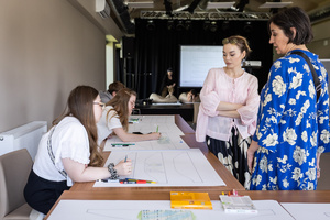 „Kompozycja miejska” - warsztaty ceramiczne - Yolik Naal i Renata Stadler oglądające projekty uczestników