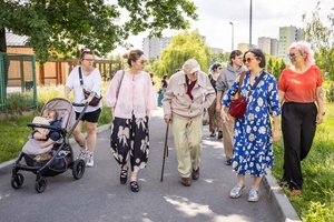 „Kompozycja miejska” - warsztaty ceramiczne - Uczestnicy w drodze na wizję lokalną