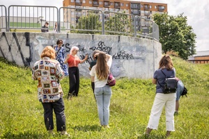 „Kompozycja miejska” - warsztaty ceramiczne - Uczestnicy podczas wizji lokalnej przy tarasie widokowym