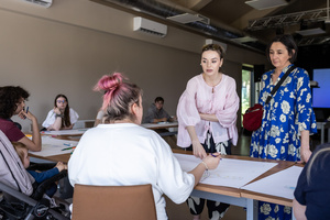 „Kompozycja miejska” - warsztaty ceramiczne - Yolik Naal i Renata Stadler oglądające projekty uczestników