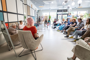 „Kompozycja miejska” - warsztaty ceramiczne - Uczestnicy podczas spotkania z Otto Schierem