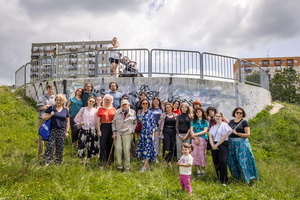 „Kompozycja miejska” - warsztaty ceramiczne - Uczestnicy podczas wizji lokalnej przy tarasie widokowym