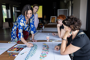 „Kompozycja miejska” - warsztaty ceramiczne - Yolik Naal i Renata Stadler oglądające projekty uczestników