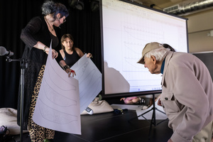 „Kompozycja miejska” - warsztaty ceramiczne - Otto Schier oglądający projekty uczestników