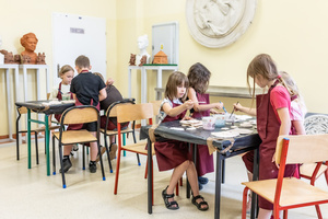 Warsztaty ceramiczne "Wzorzysty kafelek" - Uczestnicy warsztatów podczas pracy