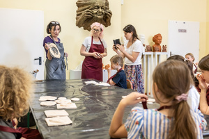 Warsztaty ceramiczne "Wzorzysty kafelek" - Uczestnicy warsztatów z prowadzącym Dorotą Omylską i Renatą Stadler