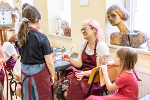 Warsztaty ceramiczne "Wzorzysty kafelek" - Uczestnicy warsztatów z prowadzącą Dorotą Omylską