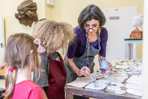 Warsztaty ceramiczne "Wzorzysty kafelek" - Uczestnicy warsztatów z prowadzącą Renatą Stadler