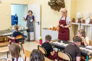 Warsztaty ceramiczne "Wzorzysty kafelek" - Uczestnicy warsztatów z prowadzącą Dorotą Omylską