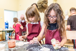 Warsztaty ceramiczne "Wzorzysty kafelek" - Uczestnicy warsztatów podczas pracy