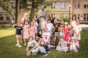 Warsztaty ceramiczne "Wzorzysty kafelek" - Zdjęcie grupowe uczestników warsztatów