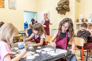 Warsztaty ceramiczne "Wzorzysty kafelek" - Uczestnicy warsztatów z prowadzącą Dorotą Omylską