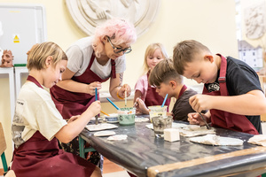 Warsztaty ceramiczne "Wzorzysty kafelek" - Uczestnicy warsztatów z prowadzącą Dorotą Omylską